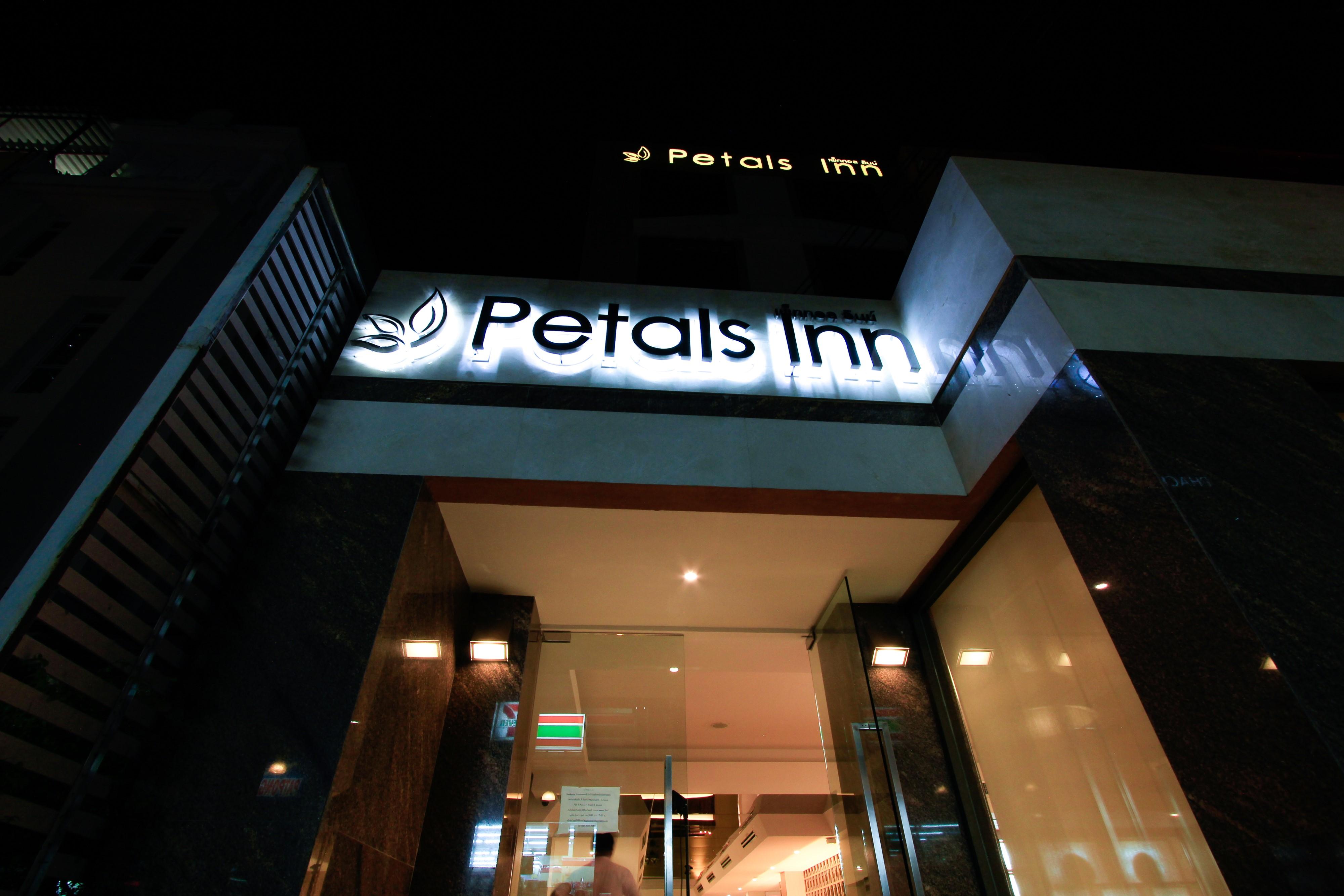 Petals Inn Bangkok Exterior photo